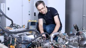 DLR_engineer_working_on_a_free-piston_linear_generator