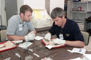 800px-expedition_11_crew_medical_training